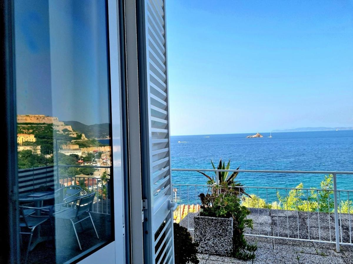 Appartamenti La Terrazza Sulle Ghiaie - Goelba 费拉约港 外观 照片